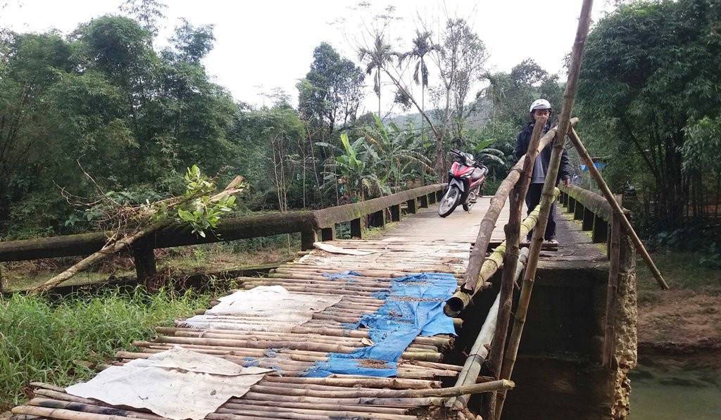 Hai cây cầu hư hỏng ở 1 thôn, dân điêu đứng không có lối đi