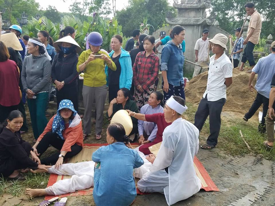 Tin nhanh - Quảng Trị: Cả làng thắt lòng đưa tiễn các nạn nhân về nơi an nghỉ  (Hình 4).