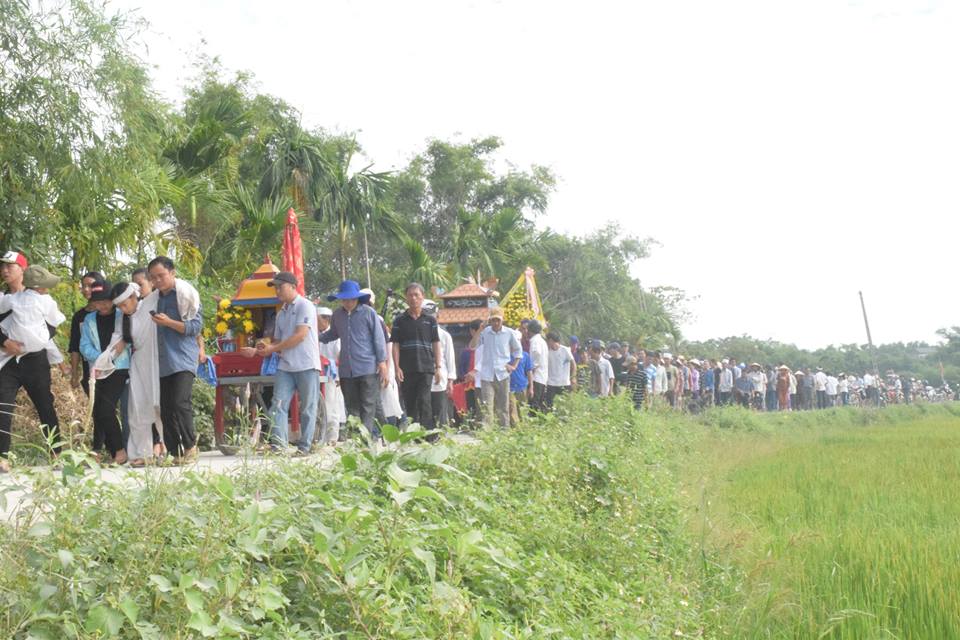 Tin nhanh - Vụ tai nạn ở Quảng Nam: Mẹ ôm cháu tật nguyền khóc nghẹn gọi con