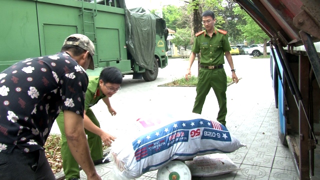 An ninh - Hình sự - Chặn đứng xe khách vận chuyển gần 4 tạ da heo thối đi tiêu thụ