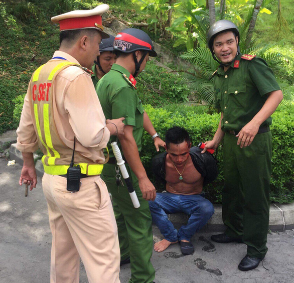 An ninh - Hình sự - Bắt đối tượng nghi ngáo đá gây tai nạn liên hoàn trong hầm Hải Vân