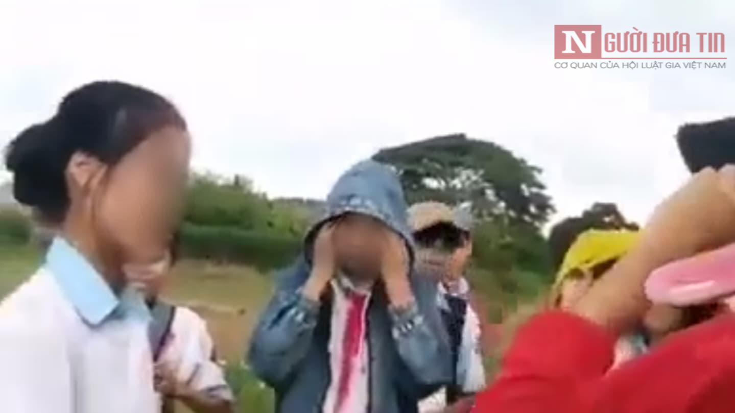 Giáo dục - Nguyên nhân bất ngờ khiến 2 nữ sinh đánh nhau, hàng chục bạn cùng lớp reo hò