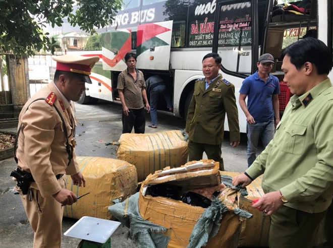 An ninh - Hình sự - 'Chặn đứng' tài xế ô tô chở hàng lậu, tăng ga bỏ chạy khi bị CSGT 'tuýt còi'