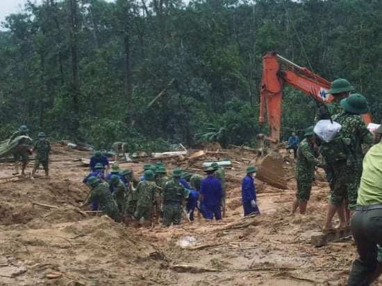 Tin nhanh - Tìm thấy thi thể đầu tiên trong đoàn 13 người đi cứu nạn ở Rào Trăng 3