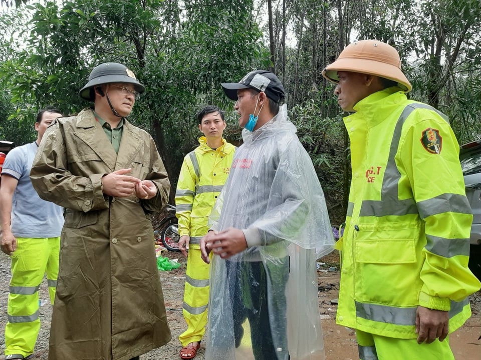 Tin nhanh - Công an vận chuyển 200 thùng mì tôm, 500kg gạo vào Rào Trăng 3  (Hình 5).