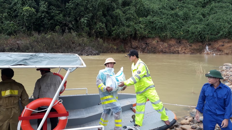 Tin nhanh - Công an vận chuyển 200 thùng mì tôm, 500kg gạo vào Rào Trăng 3  (Hình 2).