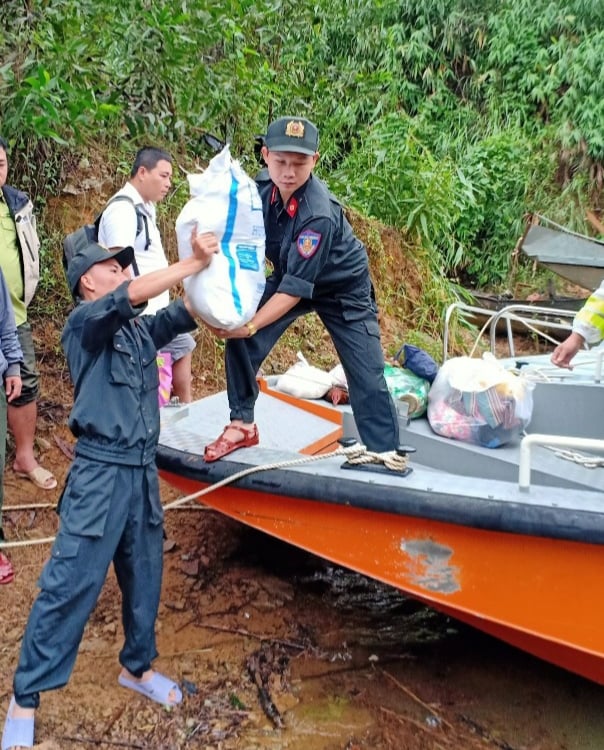 Tin nhanh - Công an vận chuyển 200 thùng mì tôm, 500kg gạo vào Rào Trăng 3  (Hình 3).