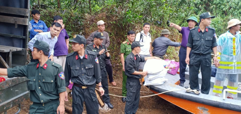 Tin nhanh - Công an vận chuyển 200 thùng mì tôm, 500kg gạo vào Rào Trăng 3  (Hình 4).