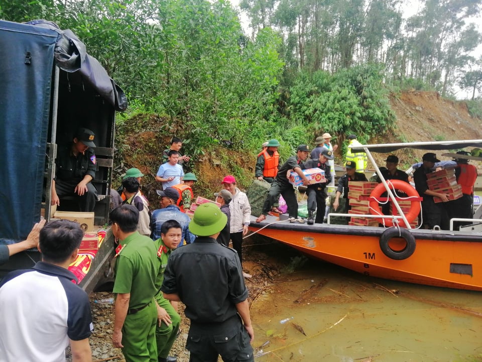 Tin nhanh - Công an vận chuyển 200 thùng mì tôm, 500kg gạo vào Rào Trăng 3 