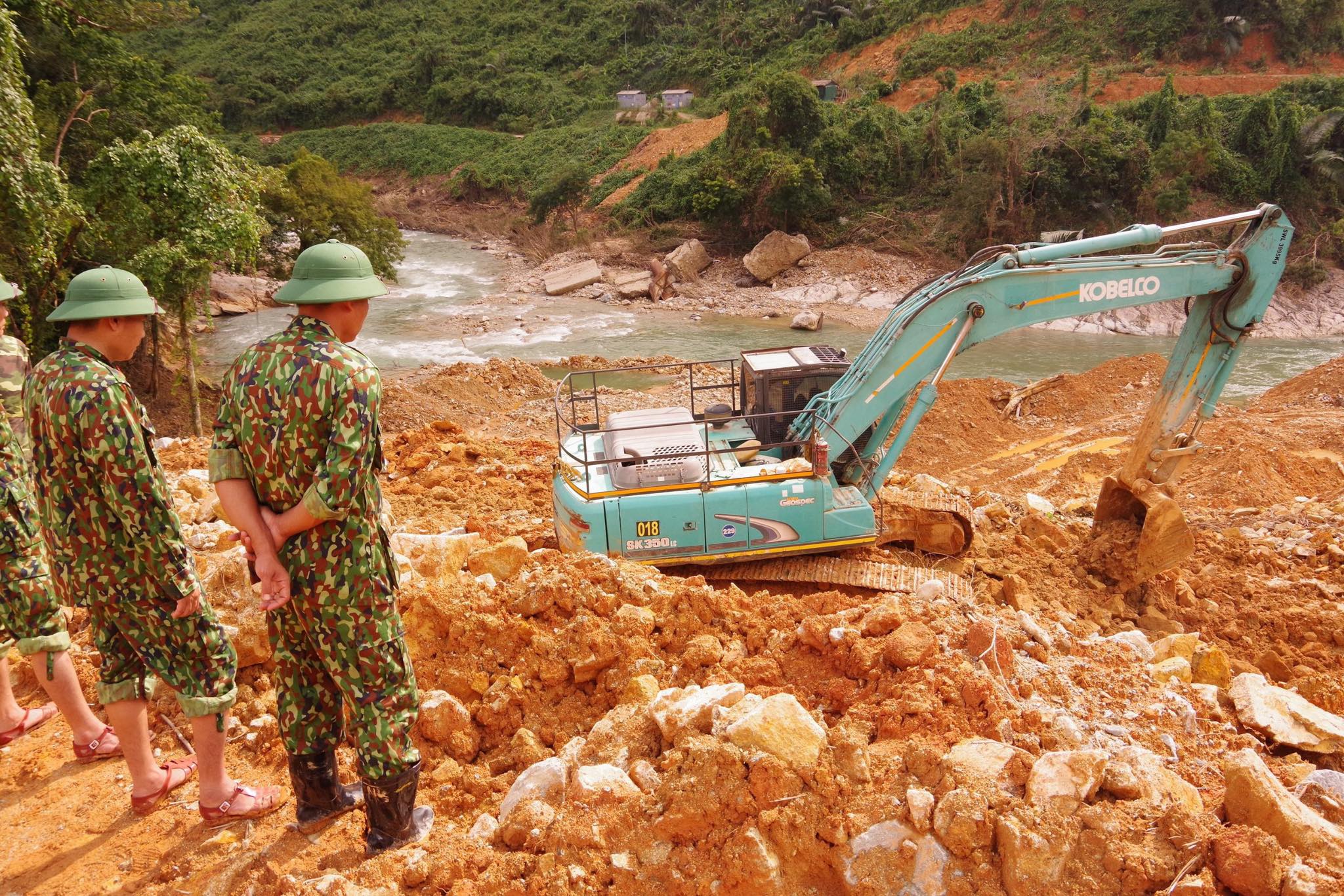 Tin nhanh - Cảnh khuyển đến Rào Trăng 3 tham gia tìm kiếm các nạn nhân mất tích (Hình 3).