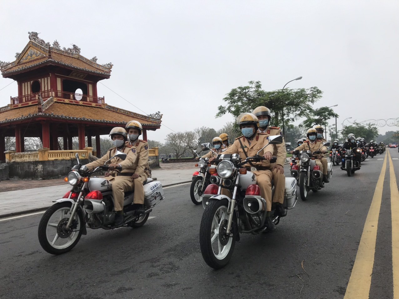 An ninh - Hình sự - Huế: CSGT xuyên đêm 'chặn đứng' hàng lậu ngày cận Tết