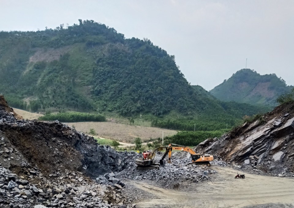 Dân sinh - Phớt lờ lệnh cấm doanh nghiệp vẫn khai thác mỏ đá hết phép