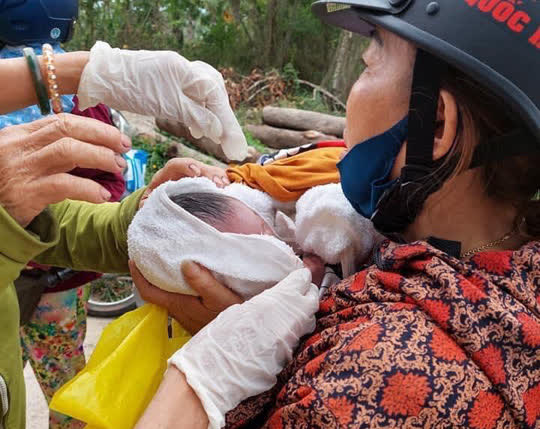 Dân sinh - Huế: Phát hiện bé trai còn nguyên dây rốn nằm cạnh thùng rác