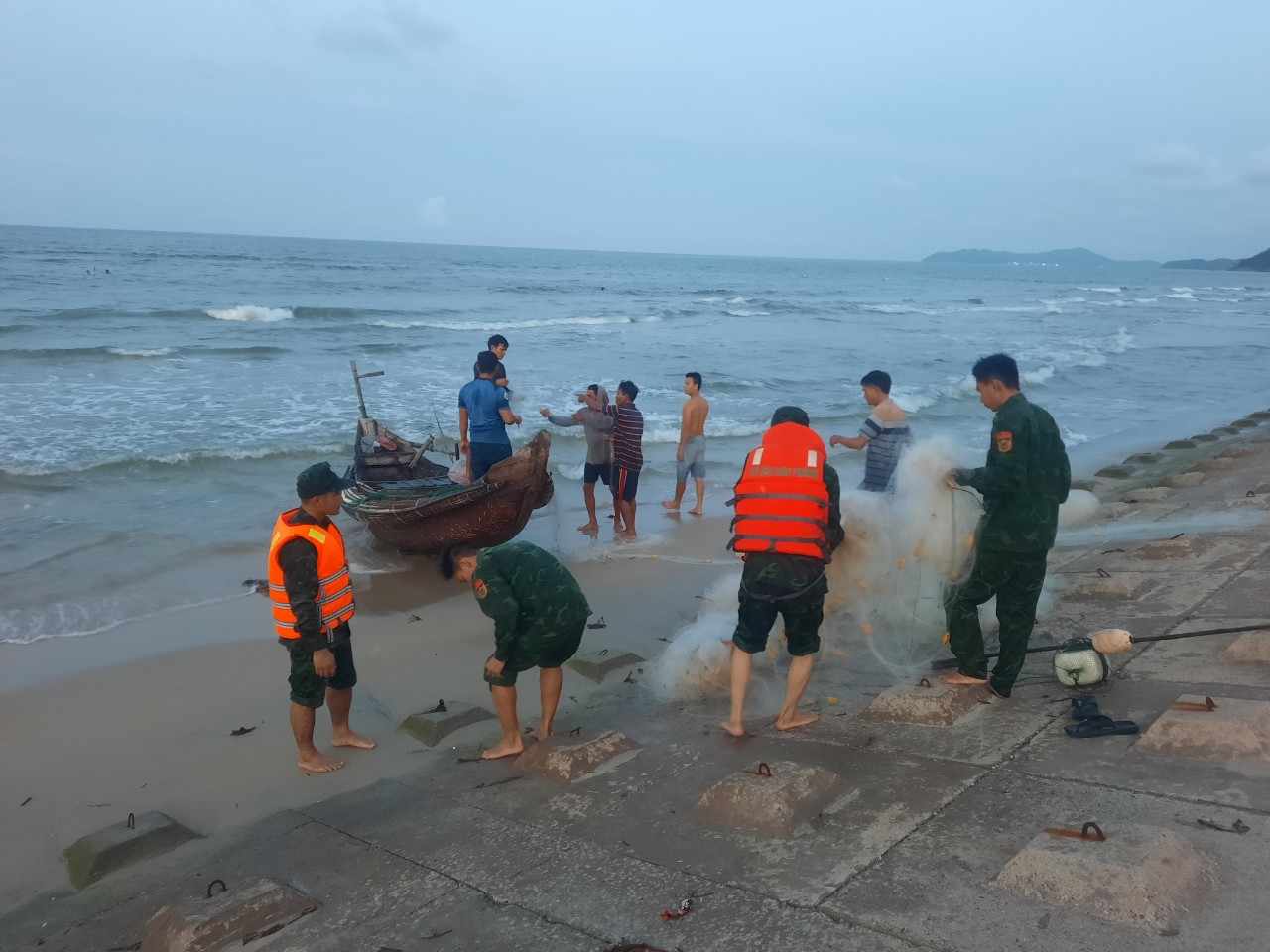 Dân sinh - Hai học sinh bị sóng cuốn khi tắm biển, tìm thấy thi thể 1 em