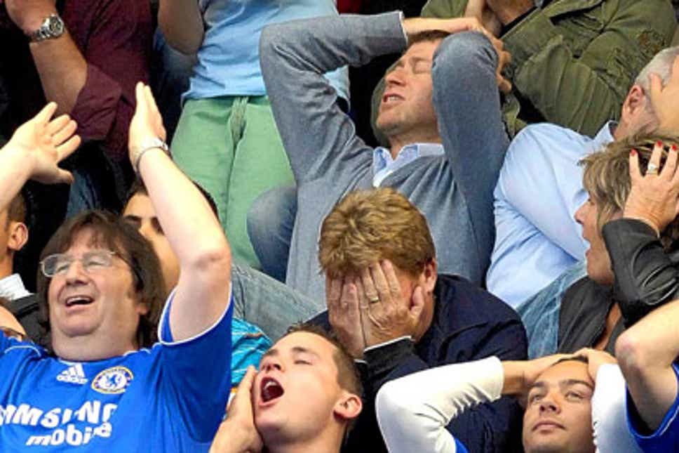 Thể thao - Fan Chelsea đau lòng khi Abramovich bán CLB