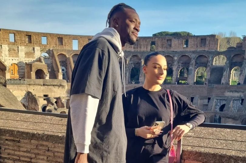 Thể thao - Tammy Abraham & bạn gái cảm thấy yêu đời hơn ở Rome