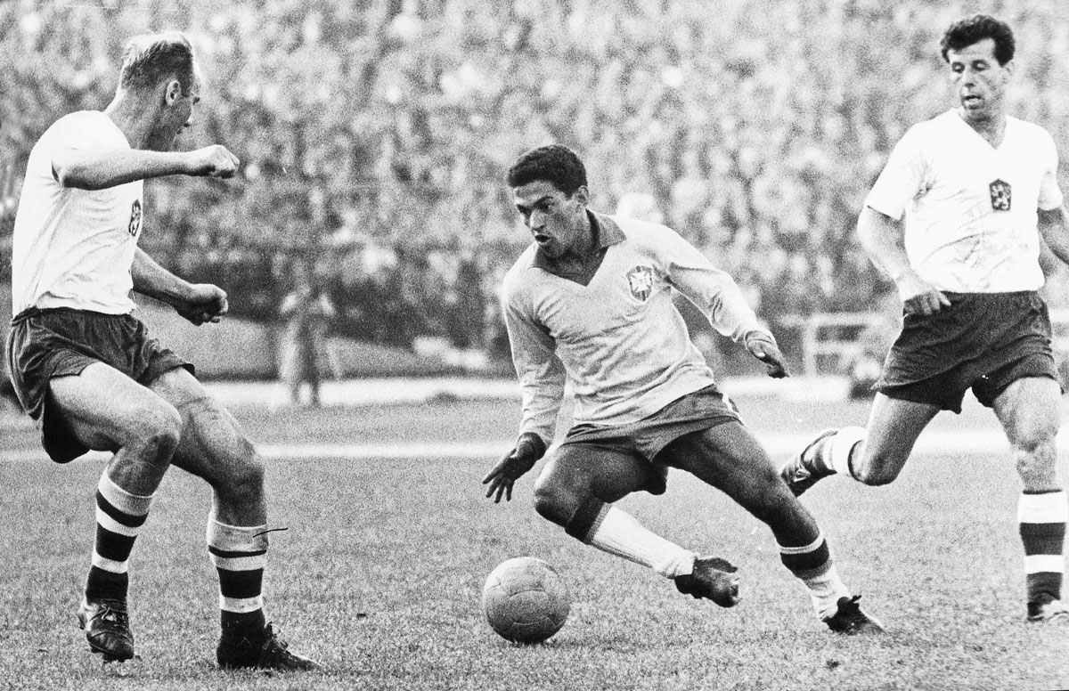 Giải khác - World Cup 1962: 'Quái nhân' Garrincha thay Pele nâng bước Selecao (Hình 2).