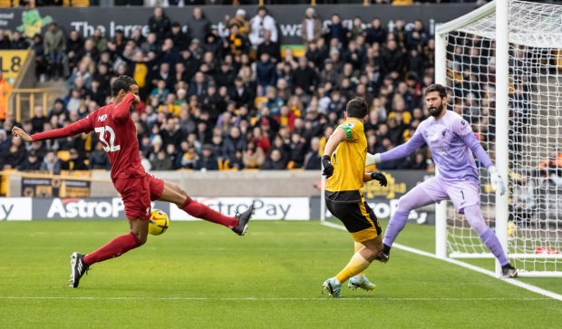 Bóng đá Anh - Liverpool thua đau Wolves: Top 4 xa dần! (Hình 3).