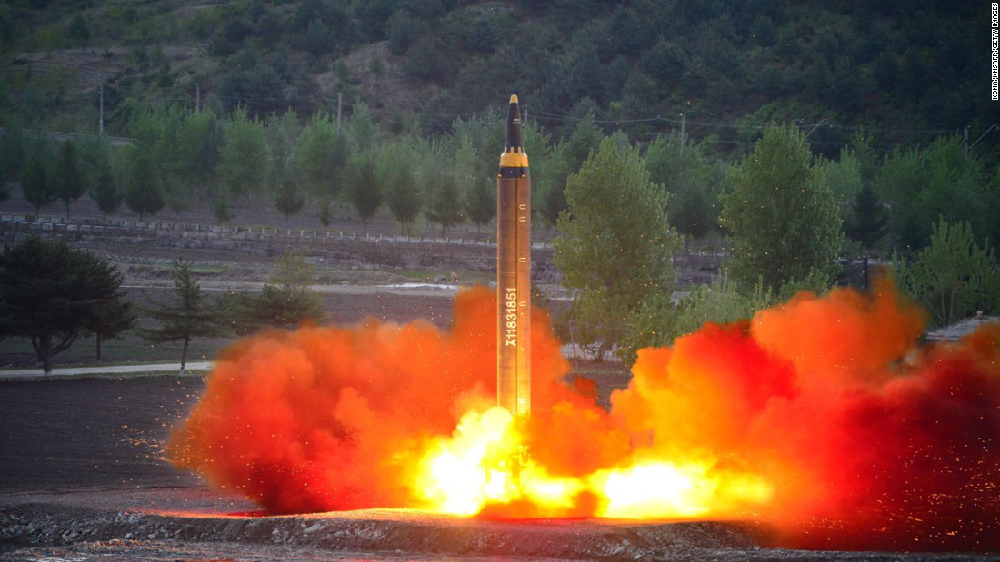 Triều Tiên đang gặp khó khăn khi phát triển ICBM.
Cơ quan tình báo quốc gia Hàn Quốc (NIS) vừa cho hay Triều Tiên đang gặp phải nhiều khó khăn trong việc phát triển công nghệ tên lửa đạn đạo liên lục địa, cụ thể là việc đưa tên lửa trở lại bầu khí quyển, một yếu tố rất quan trọng. 
Trước đó, Bình Nhưỡng tuyên bố đã sở hữu công nghệ đưa tên lửa trở lại bầu khí quyển nhưng Hàn Quốc và Mỹ luôn nghi ngờ điều này. 
Theo NIS, Bình Nhưỡng không thể nhanh chóng có được công nghệ này vì không đủ tài chính do các lệnh trừng phạt kinh tế quốc tế.
