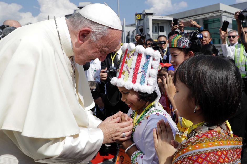 Hôm nay 27/11, Giáo hoàng Francis đã tới thăm Myanmar. Đây là lần đầu tiên Giáo hoàng đến thăm quốc gia có đa số người dân theo đạo Phật này. Theo lịch trình, Giáo hoàng Francis sẽ gặp Cố vấn Nhà nước kiêm Ngoại trưởng Myanmar Aung San Suu Kyi, đồng thời có cuộc thảo luận riêng rẽ với Tổng Tư lệnh quân đội Myanmar, Thống tướng Min Aung Hlaing.
