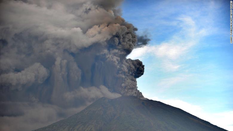 Tiêu điểm - Indonesia: Núi lửa bất ngờ phun trào tại Bali, 24.000 người sơ tán  (Hình 2).