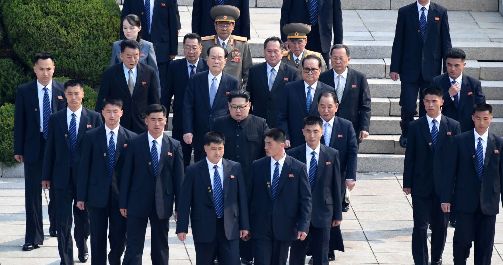 Tại sao ông Kim Jong-un cần dàn vệ sĩ chạy theo xe? (Hình 2).