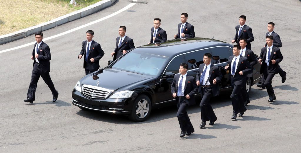 Tại sao ông Kim Jong-un cần dàn vệ sĩ chạy theo xe?