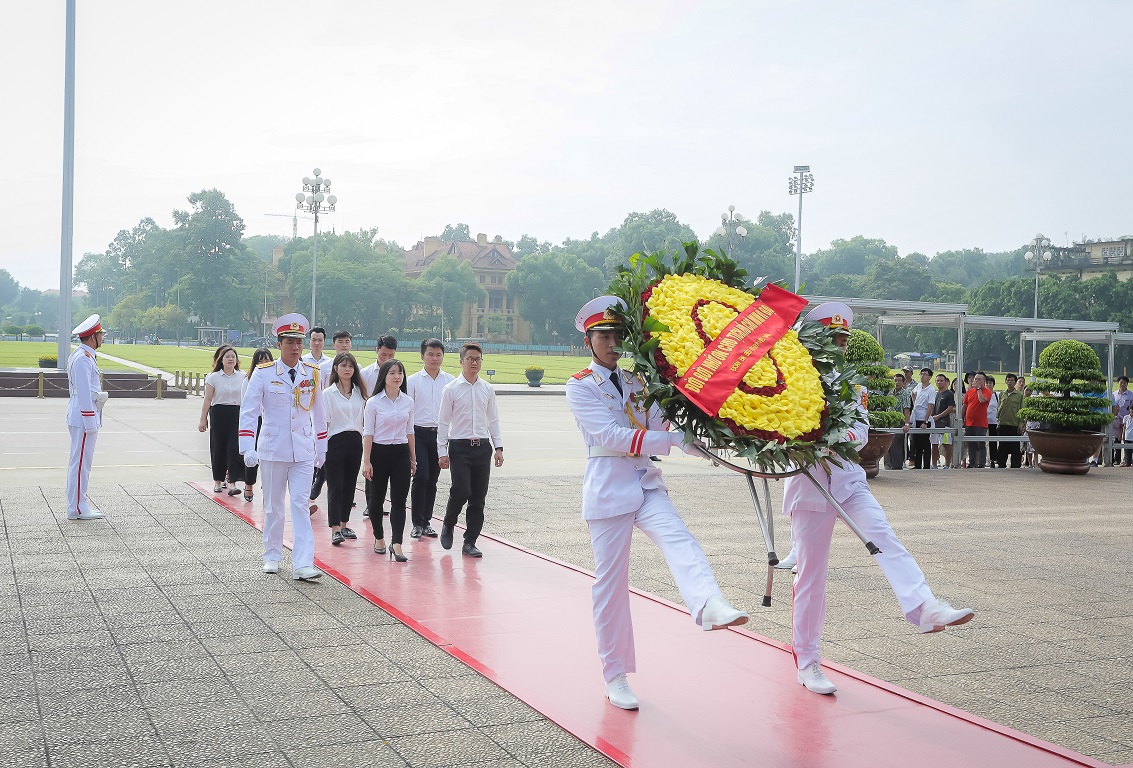 Văn hoá - Đoàn đại biểu SSEAYP Việt Nam viếng Lăng Chủ tịch Hồ Chí Minh (Hình 2).