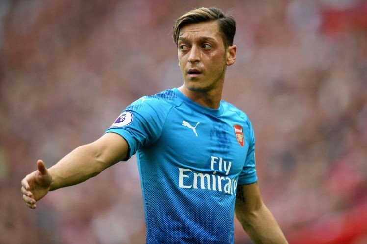 Thể thao - Mesut Ozil phản pháo các huyền thoại, bóng gió trách Wenger