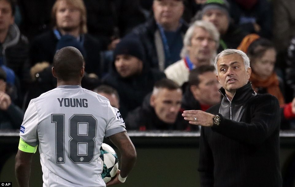 Cựu binh Ashley Young tiếp tục được trọng dụng với chiếc băng đội trưởng trên tay.