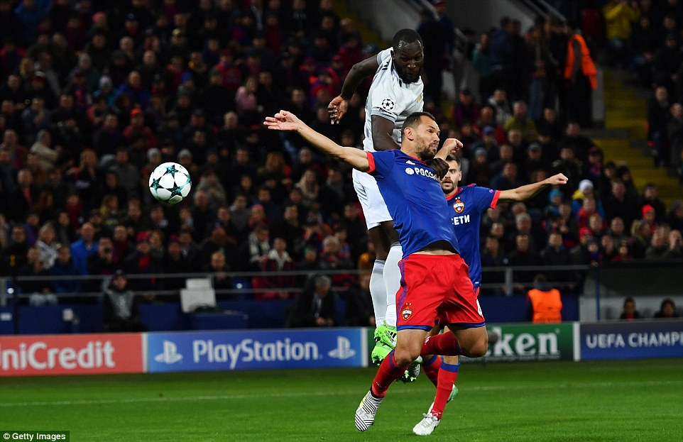 Ngay phút thứ tư, Lukaku đã bật cao hơn hẳn trung vệ Sergei Ignashevich rồi đánh đầu tung lưới CSKA Moscow.