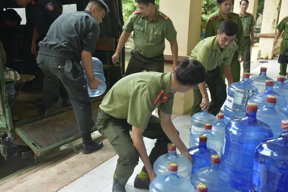 Cảnh sát cơ động Chương Mỹ đến viện trợ nước sạch và lương thực cho bà con xã Nam Phương Tiến