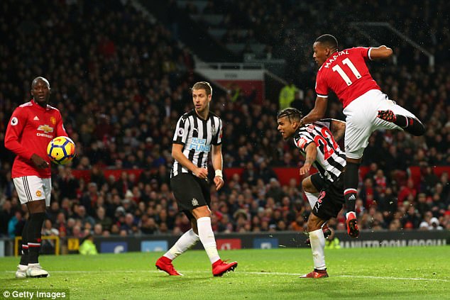 Bóng đá Quốc tế - Man Utd 4-1 Newcastle: Martial, Rashford không thể đá cùng nhau (Hình 2).