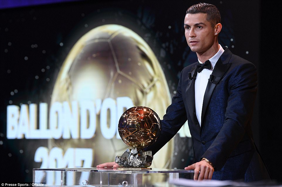 Bóng đá Quốc tế - Clip: Màn xuất hiện hoành tráng của Ronaldo cùng Quả bóng vàng 2017