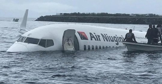 Mới- nóng - Clip: Giải cứu hành khách trên chiếc máy bay đâm xuống biển Micronesia