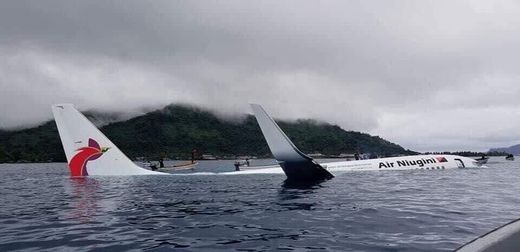 Mới- nóng - Clip: Giải cứu hành khách trên chiếc máy bay đâm xuống biển Micronesia (Hình 3).