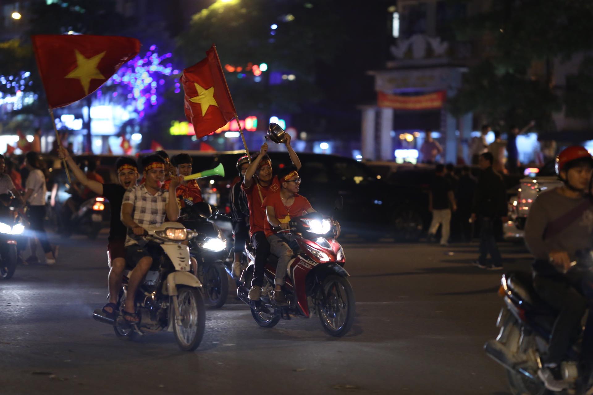 Thể thao - Trắng đêm ăn mừng chiến thắng của ĐT Việt Nam (Hình 7).