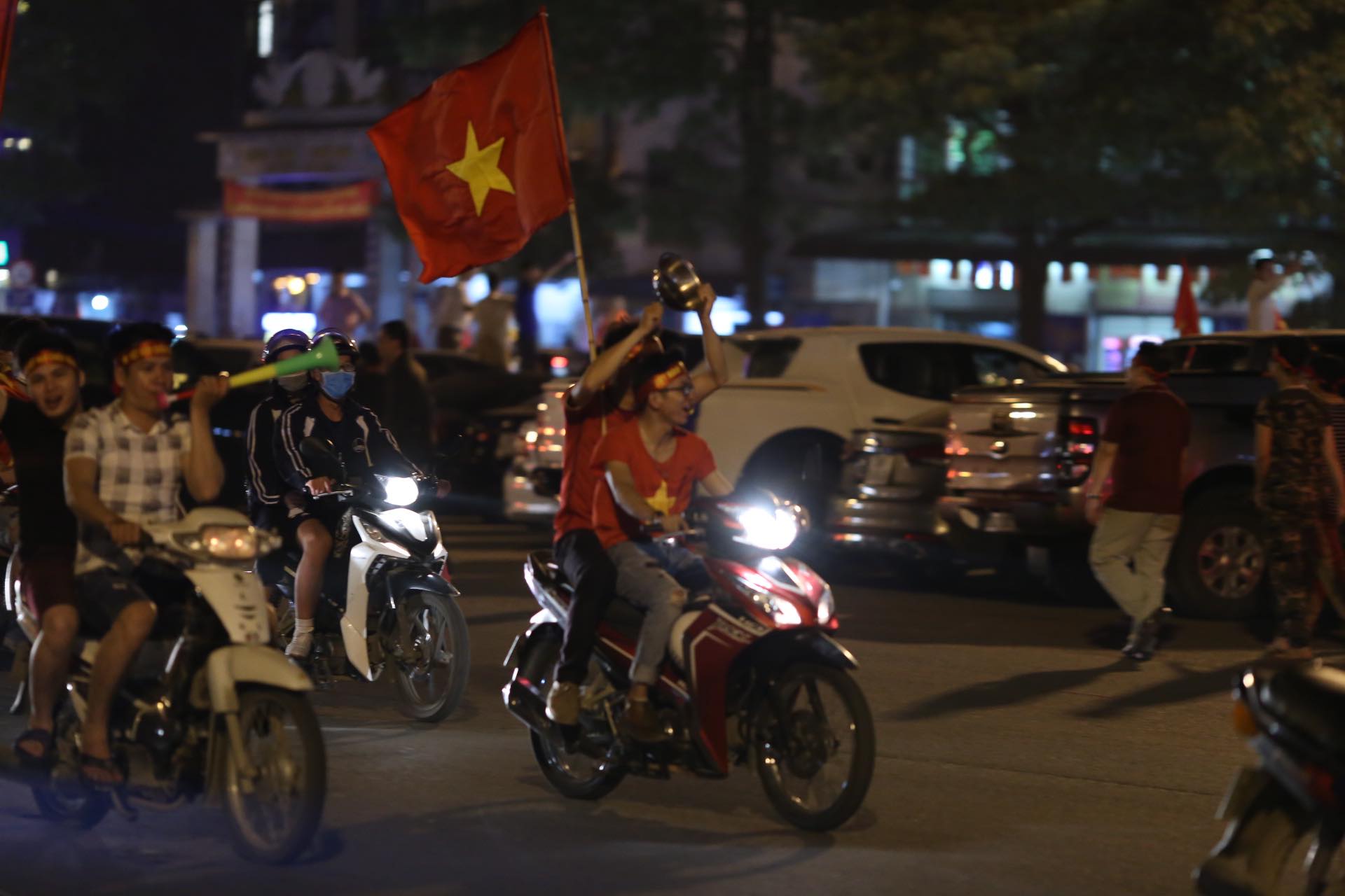 Thể thao - Trắng đêm ăn mừng chiến thắng của ĐT Việt Nam (Hình 6).