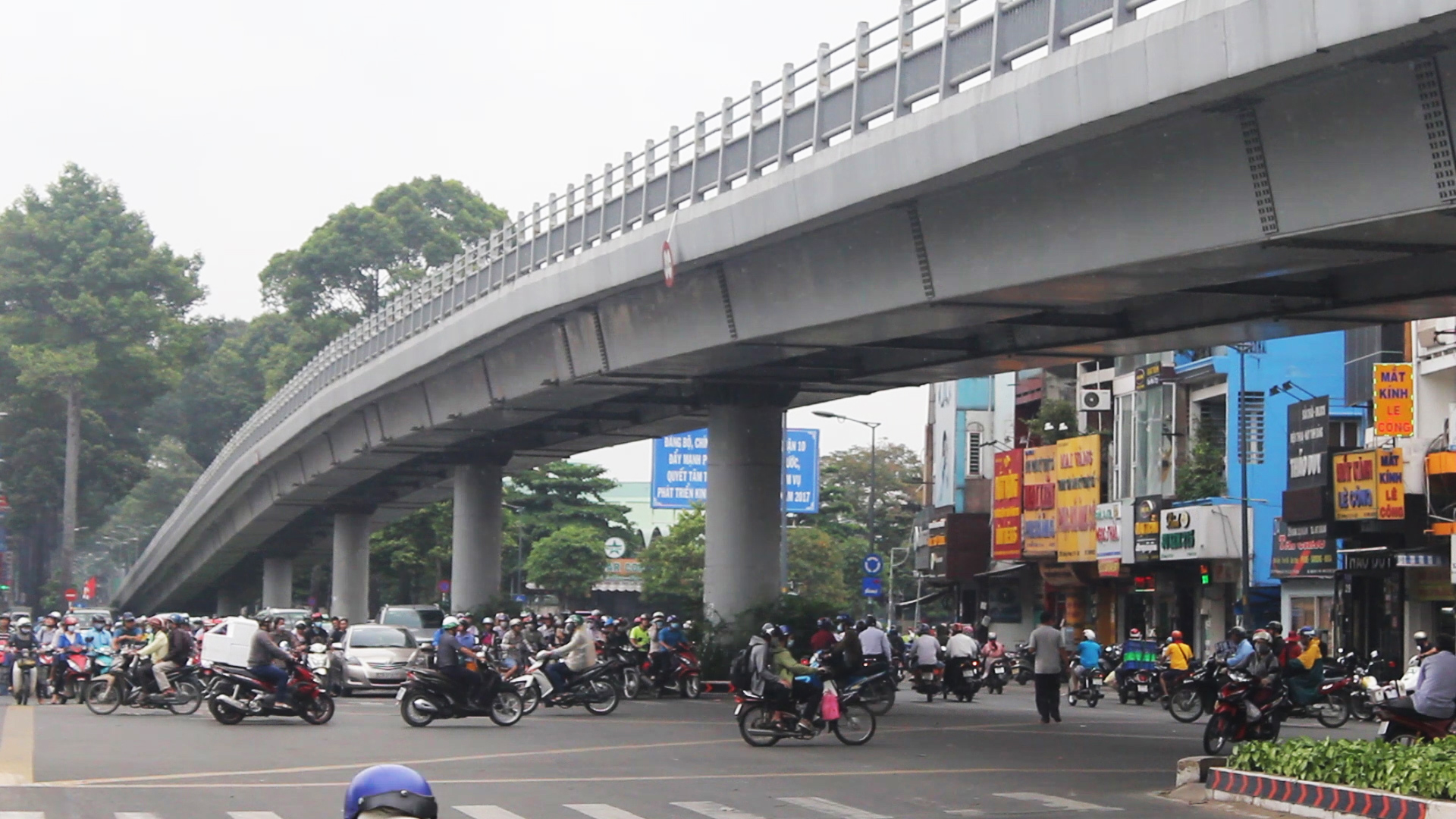 Xã hội - Cận cảnh 5 cầu vượt giá hàng trăm tỷ giúp TP.HCM giảm kẹt xe (Hình 3).