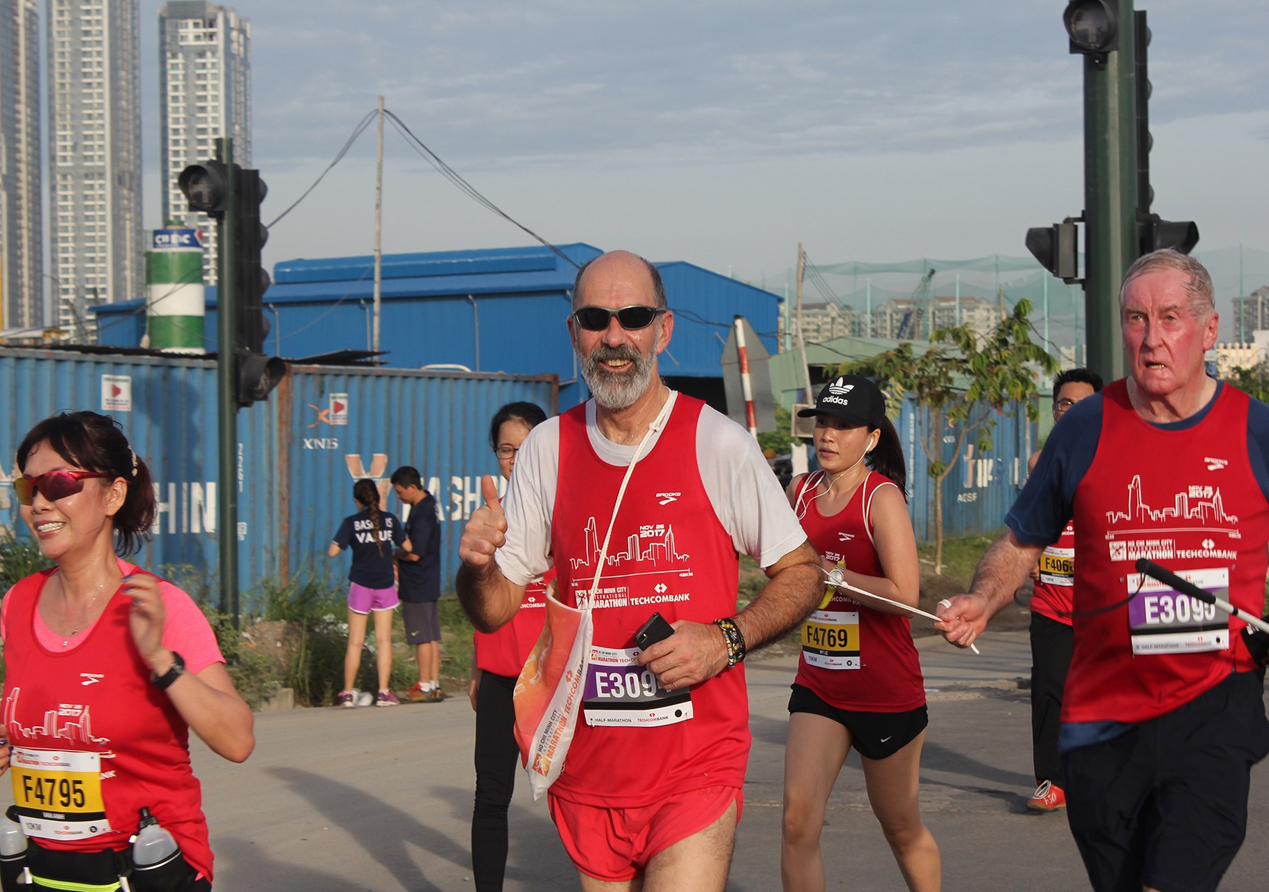 Giải còn thu hút nhiều du khách nước ngoài và cả vận động viên marathon quốc tế chuyên nghiệp tham gia.  .