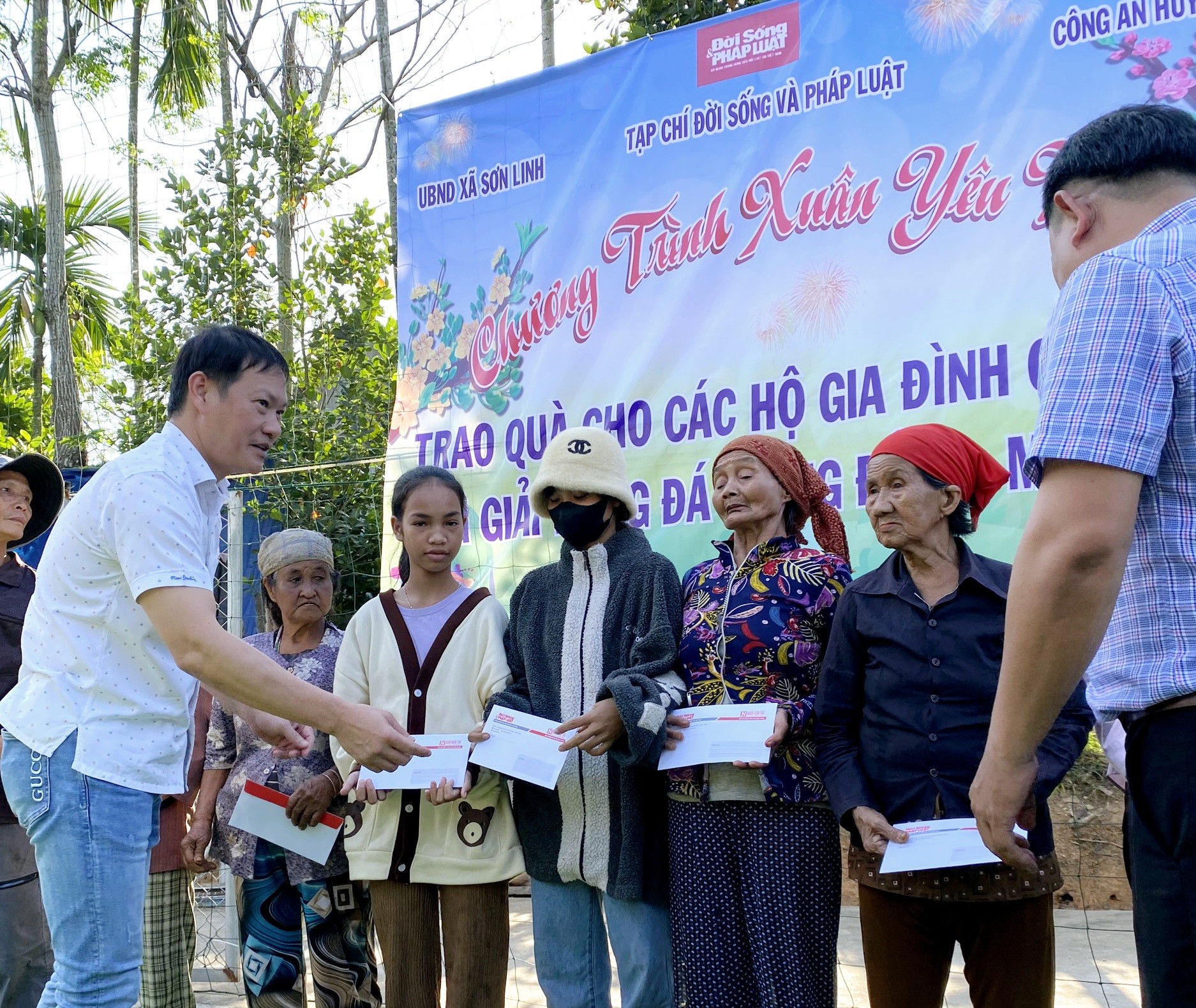 Xã hội - Trao quà cho bà con miền núi ở Quảng Ngãi (Hình 2).