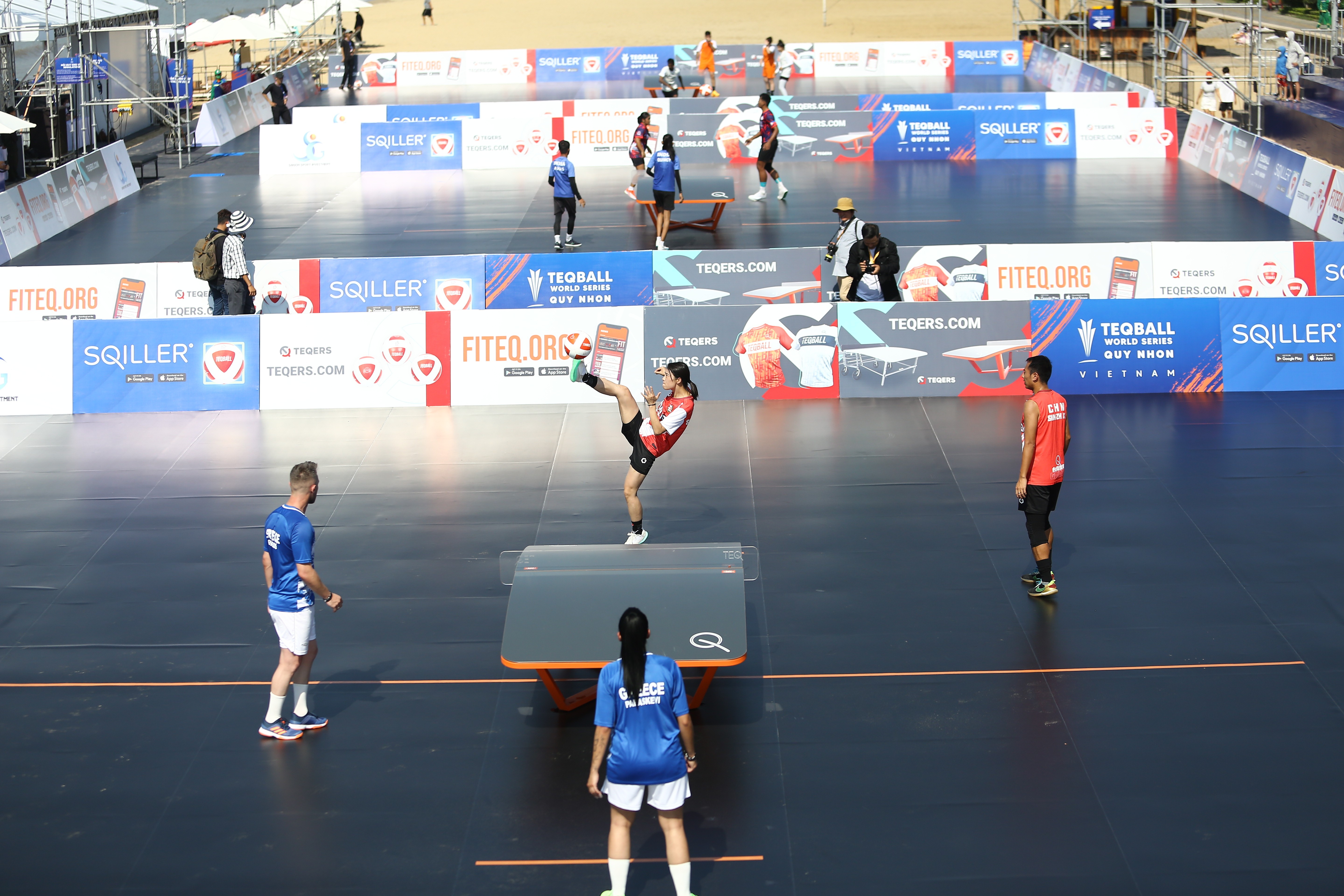 Giải khác - Khán giả “đội nắng” cổ vũ những màn tranh tài giải Teqball thế giới (Hình 2).