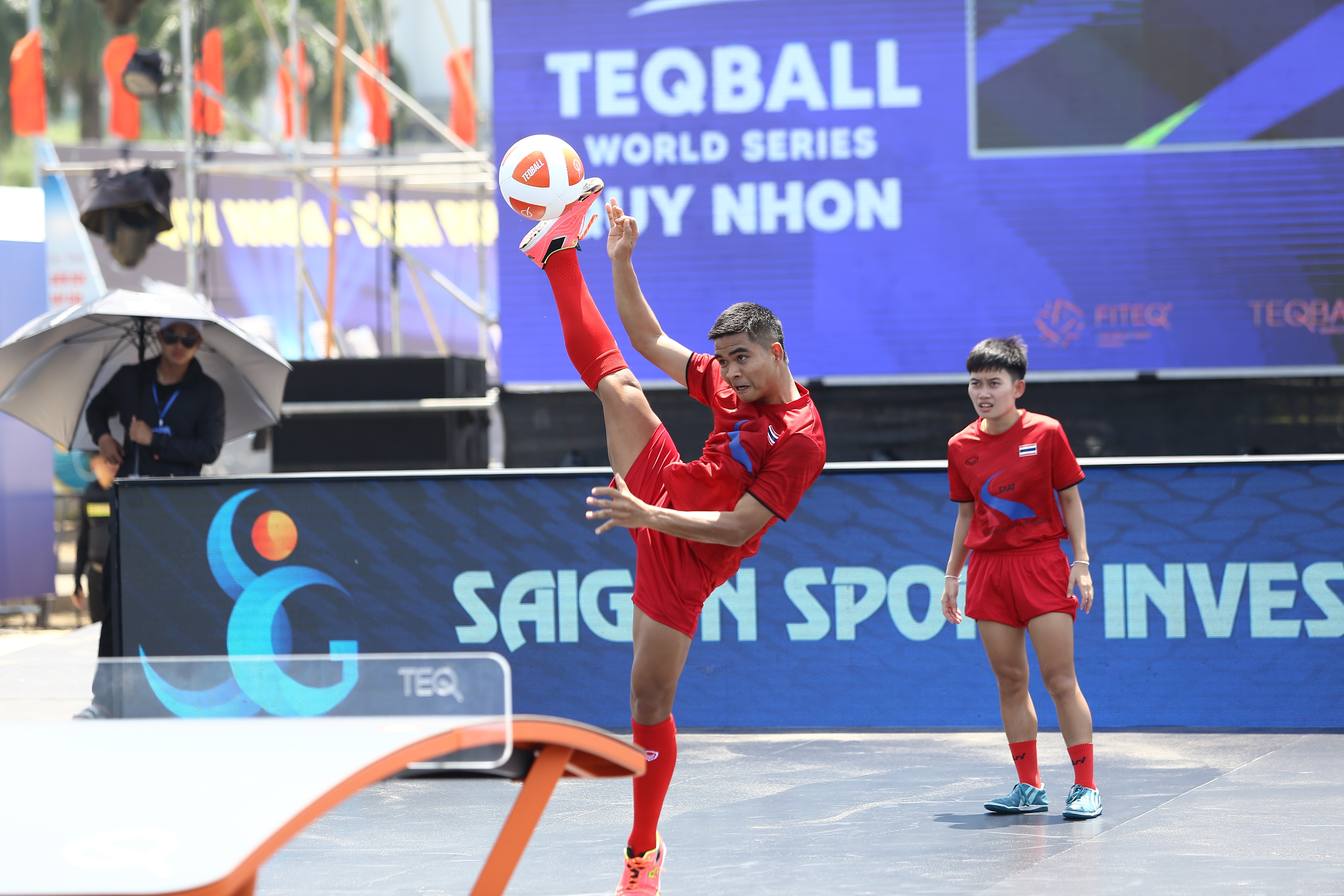 Giải khác - Khán giả “đội nắng” cổ vũ những màn tranh tài giải Teqball thế giới (Hình 3).