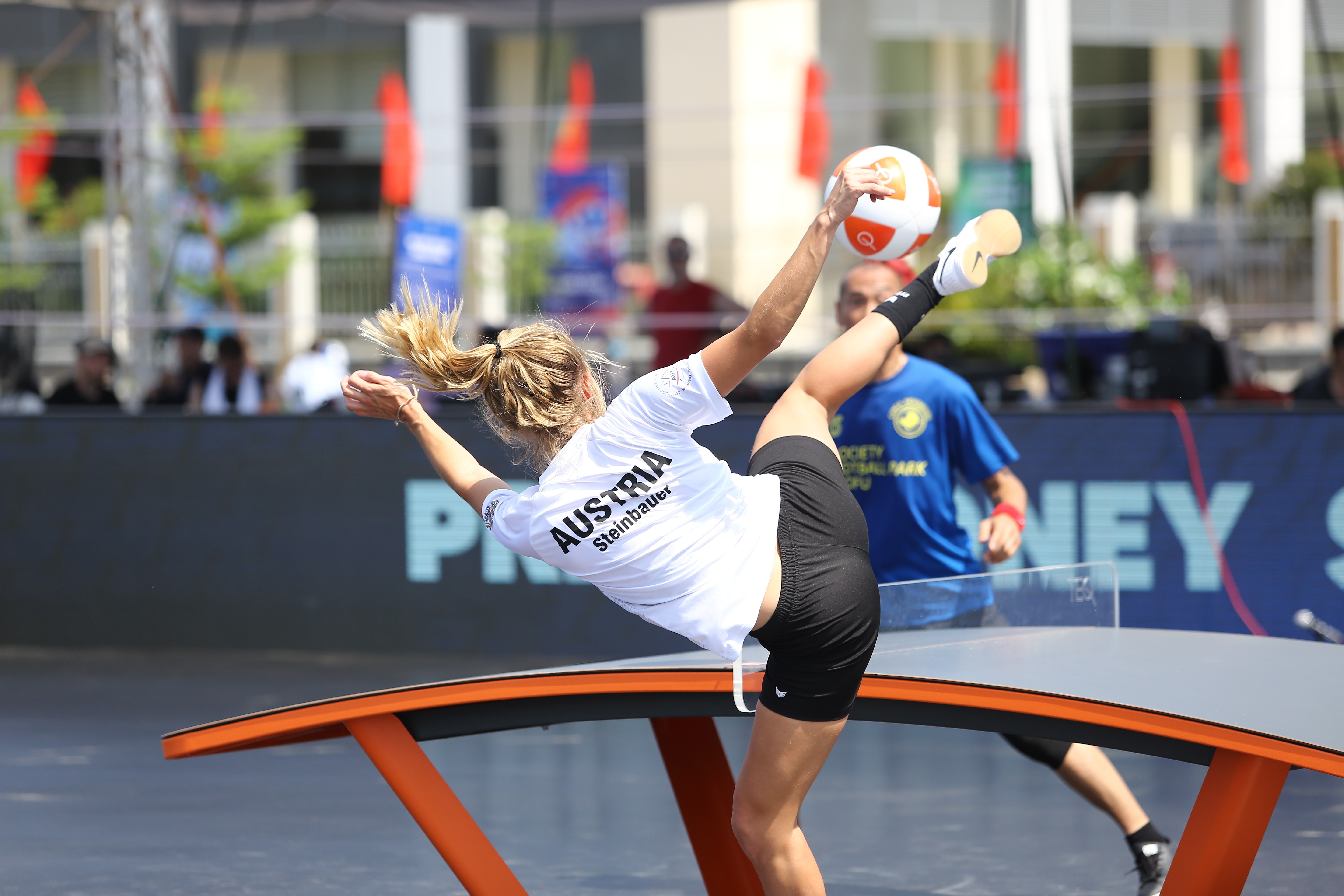 Giải khác - Khán giả “đội nắng” cổ vũ những màn tranh tài giải Teqball thế giới (Hình 6).