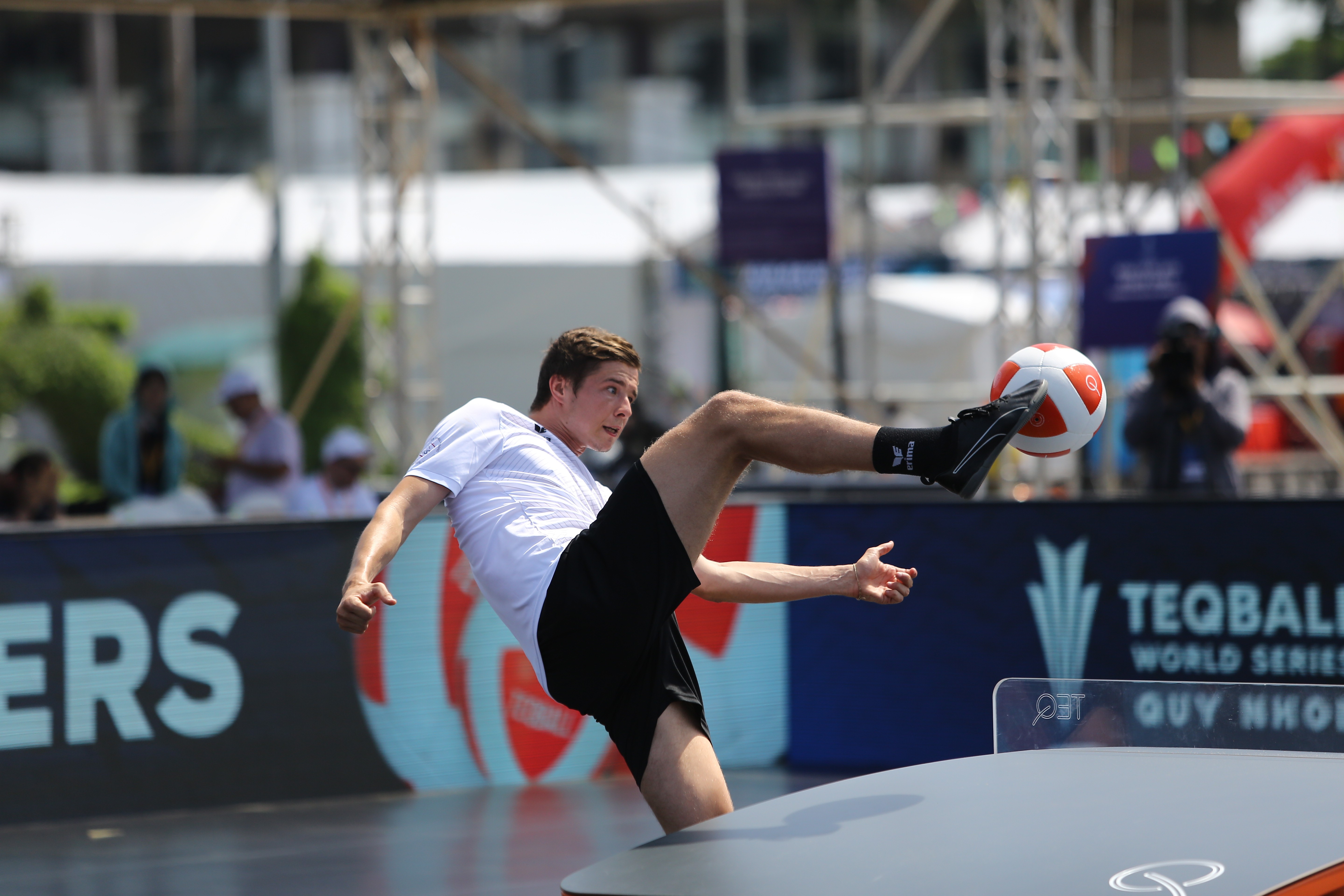 Giải khác - Khán giả “đội nắng” cổ vũ những màn tranh tài giải Teqball thế giới (Hình 9).