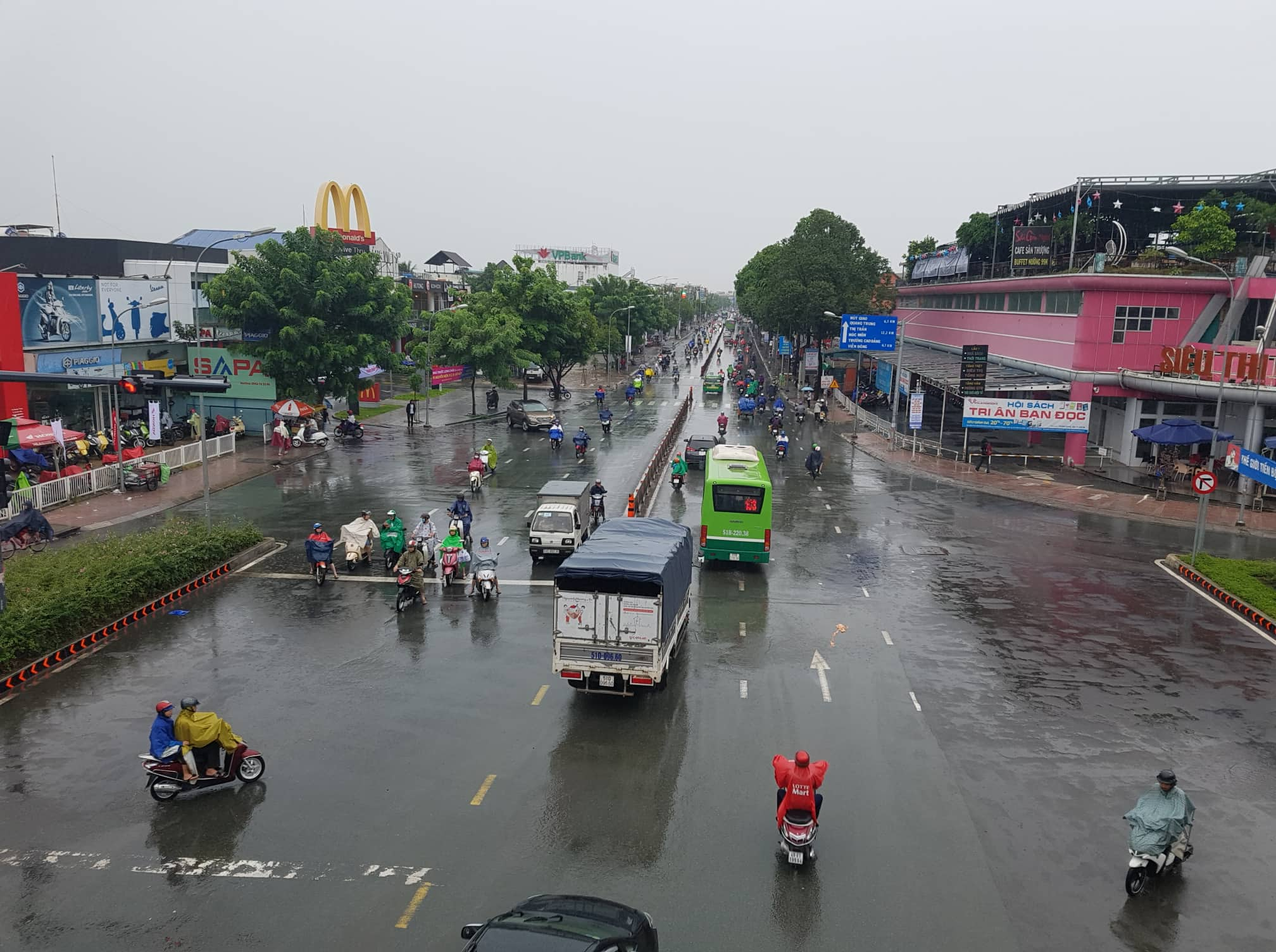 Tin nhanh - Nhiều tỉnh có mưa lớn, người dân đến trường học, khách sạn tránh bão số 9 (Hình 3).