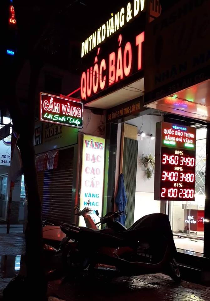 Chủ tiệm cầm đồ tiết lộ những khoản phụ phí đi kèm 'lãi suất thấp' (Hình 2).