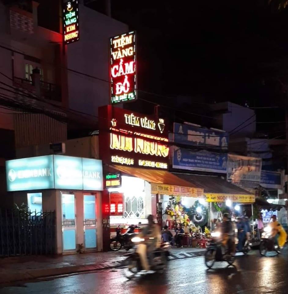 Chủ tiệm cầm đồ tiết lộ những khoản phụ phí đi kèm 'lãi suất thấp'