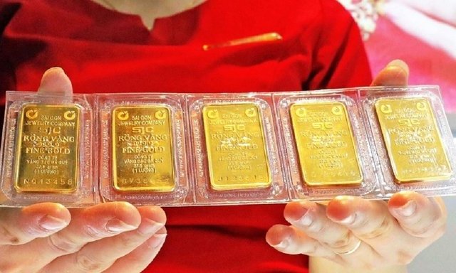 Tài chính - Ngân hàng - Giá vàng vượt đỉnh, nên mua vào hay bán ra?