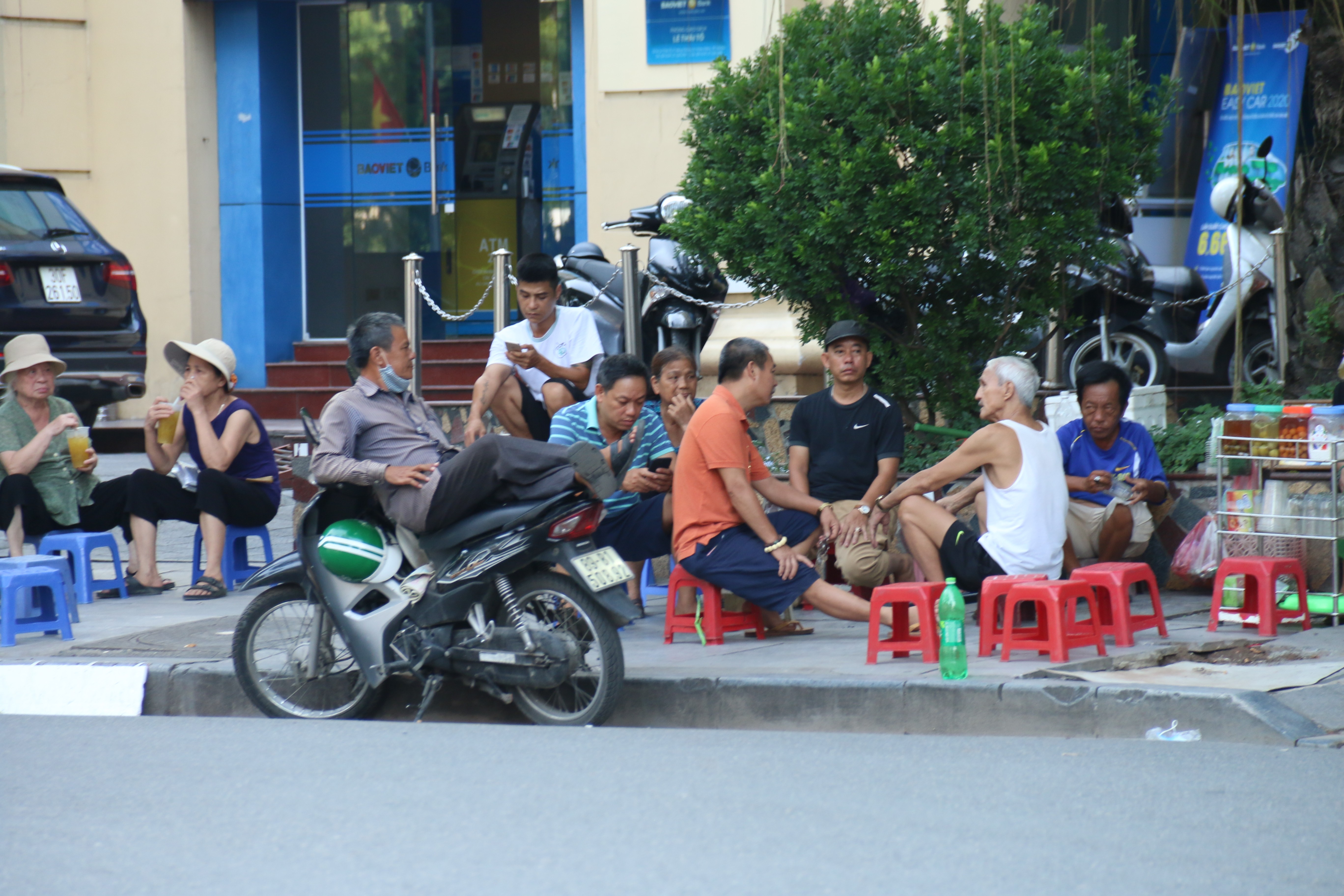 Đời sống - Hà Nội: Bất chấp nguy cơ từ diễn biến mới liên quan Covid-19, người dân không đeo khẩu trang, tụ tập nơi đông người